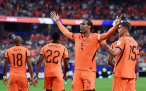 Van-Dijk-marcou-em-Holanda-e-Japao-scaled-aspect-ratio-512-320